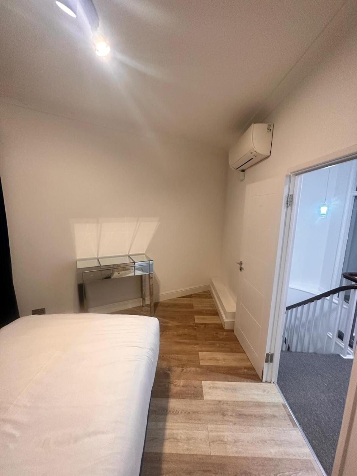 Stunning In Hyde Park Villa London